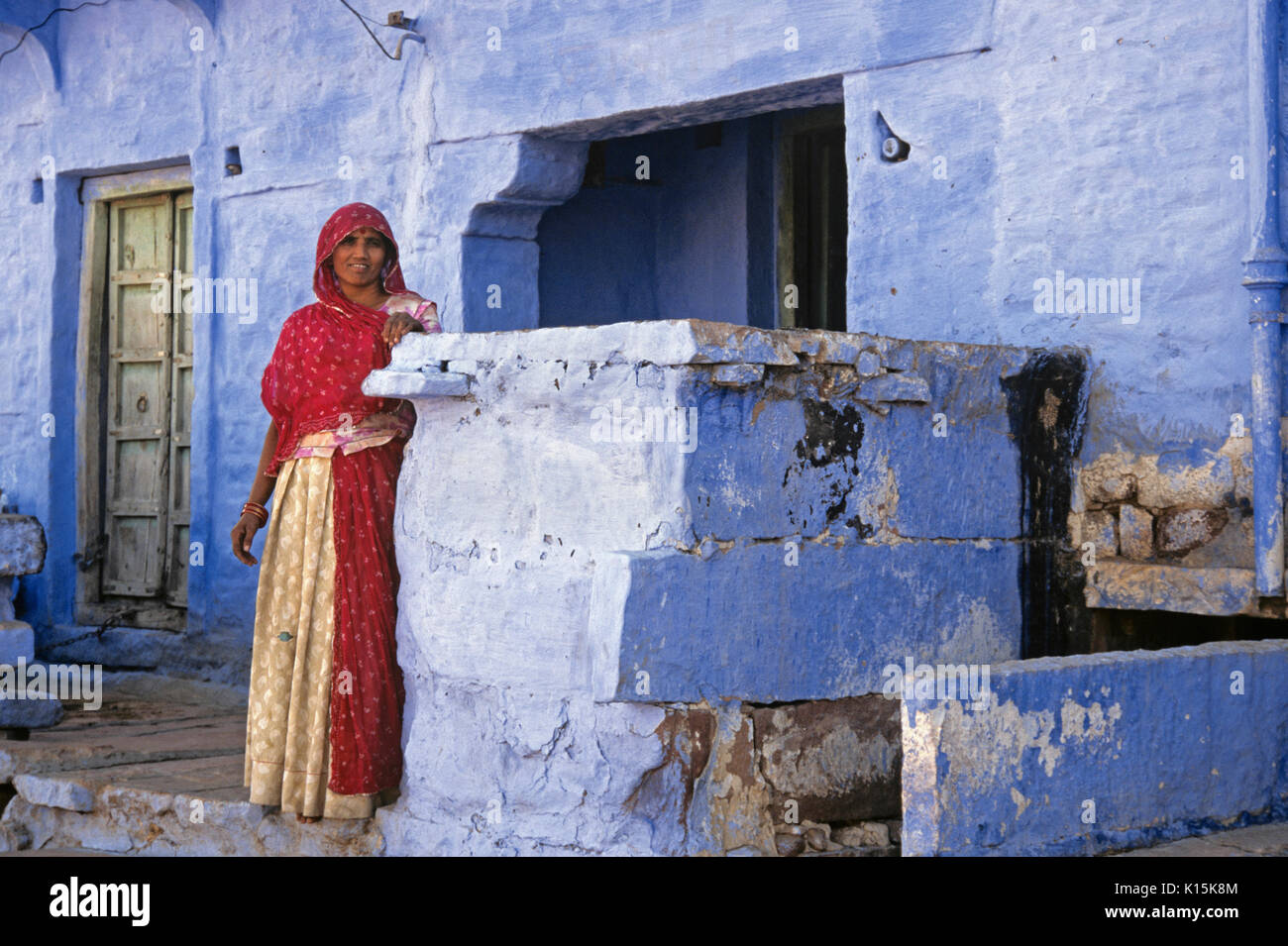 Frau auf der Veranda des Hauses in die blaue Stadt Jodhpur, Rajasthan, Indien Stockfoto