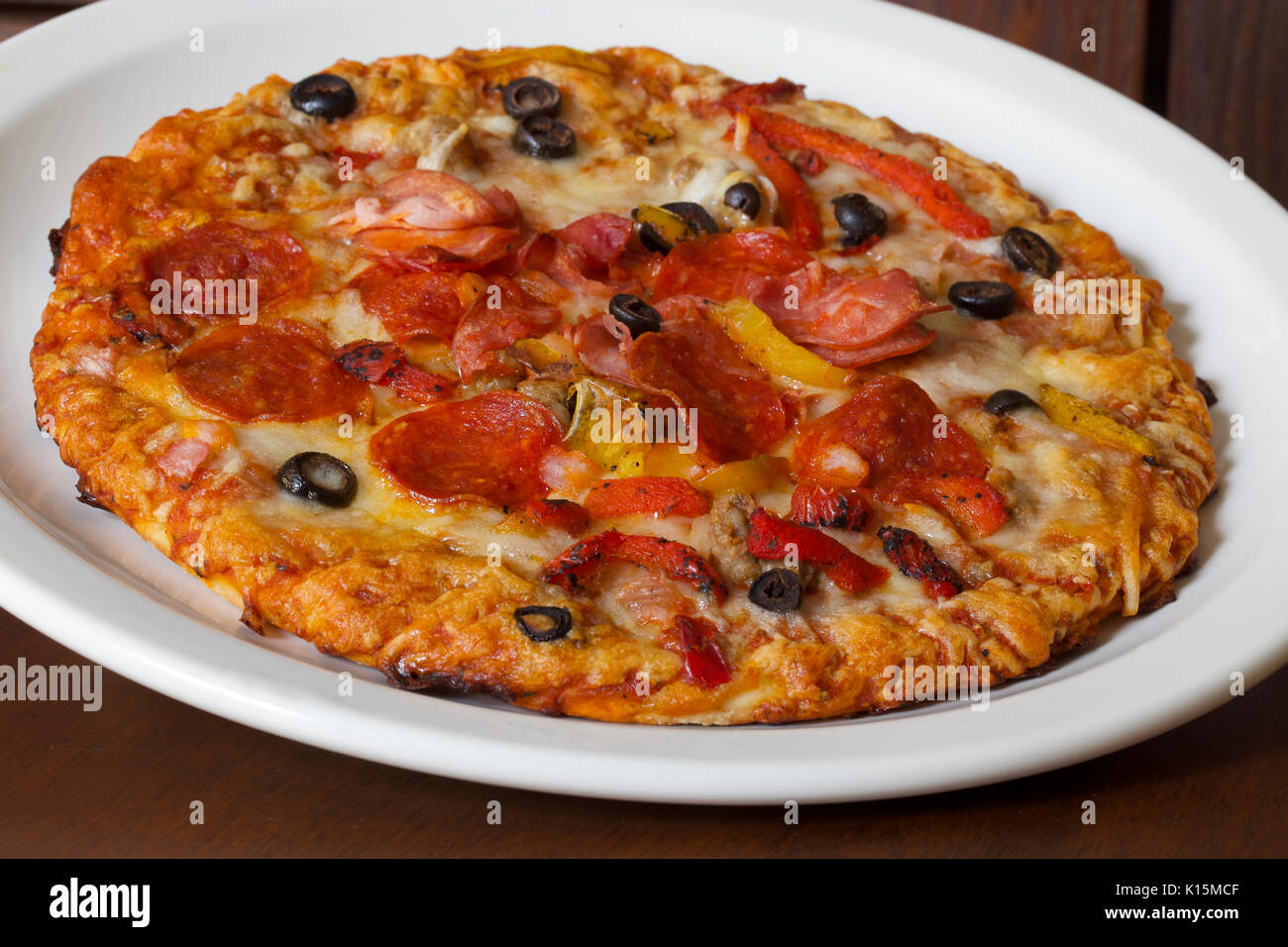 Top Supreme Pizza mit Salami, Wurst, Speck, Paprika, Zwiebel und ...