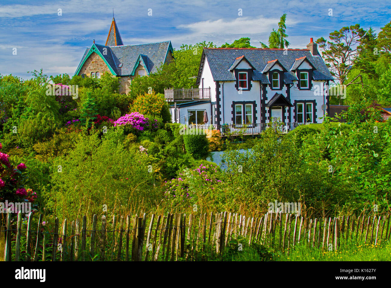 Schwarze und weiße Haus mit bunten Garten an schottischen Stadt Oban Stockfoto