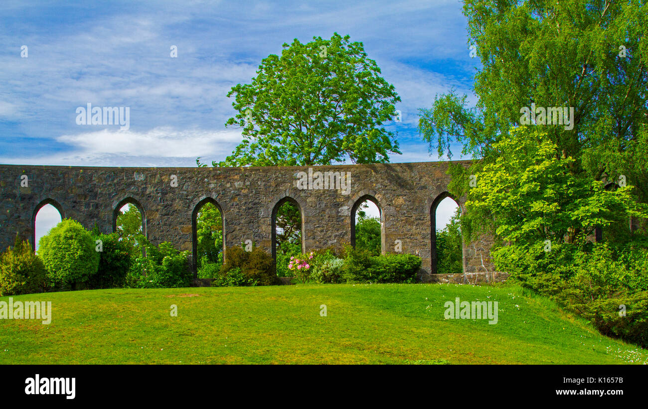 Panoramablick auf Abschnitt der historischen McCaig's Tower, ungewöhnliche Struktur mit Bögen in den öffentlichen Park unter blauem Himmel in der Stadt Oban, Schottland Stockfoto