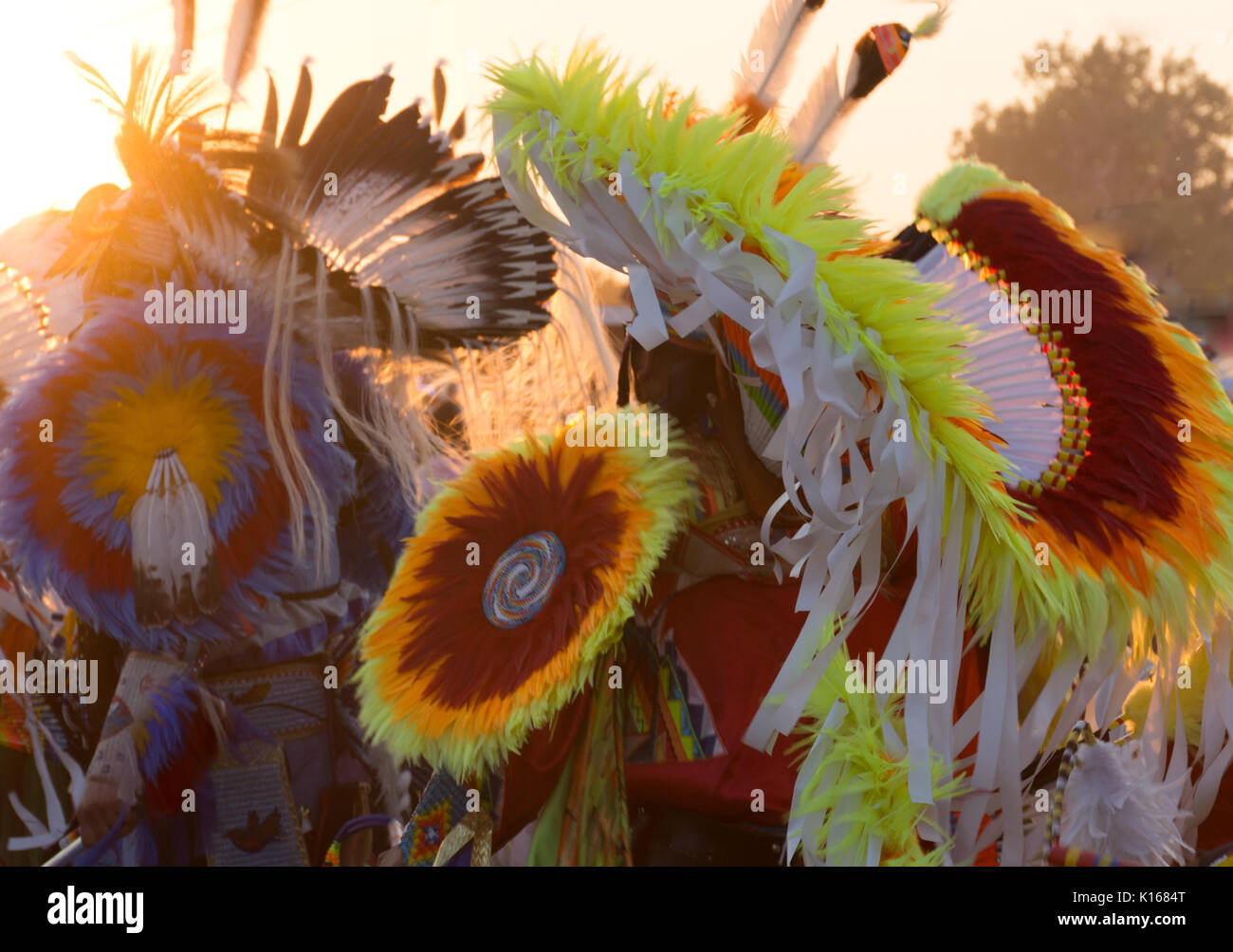 Bunte Kopfbedeckungen zu einem Powwow getragen. Federn, Bändern und Perlen in Rot, Gelb, Orange, Blau und Weiß sind mit einer geringen Tiefenschärfe fotografiert. Stockfoto