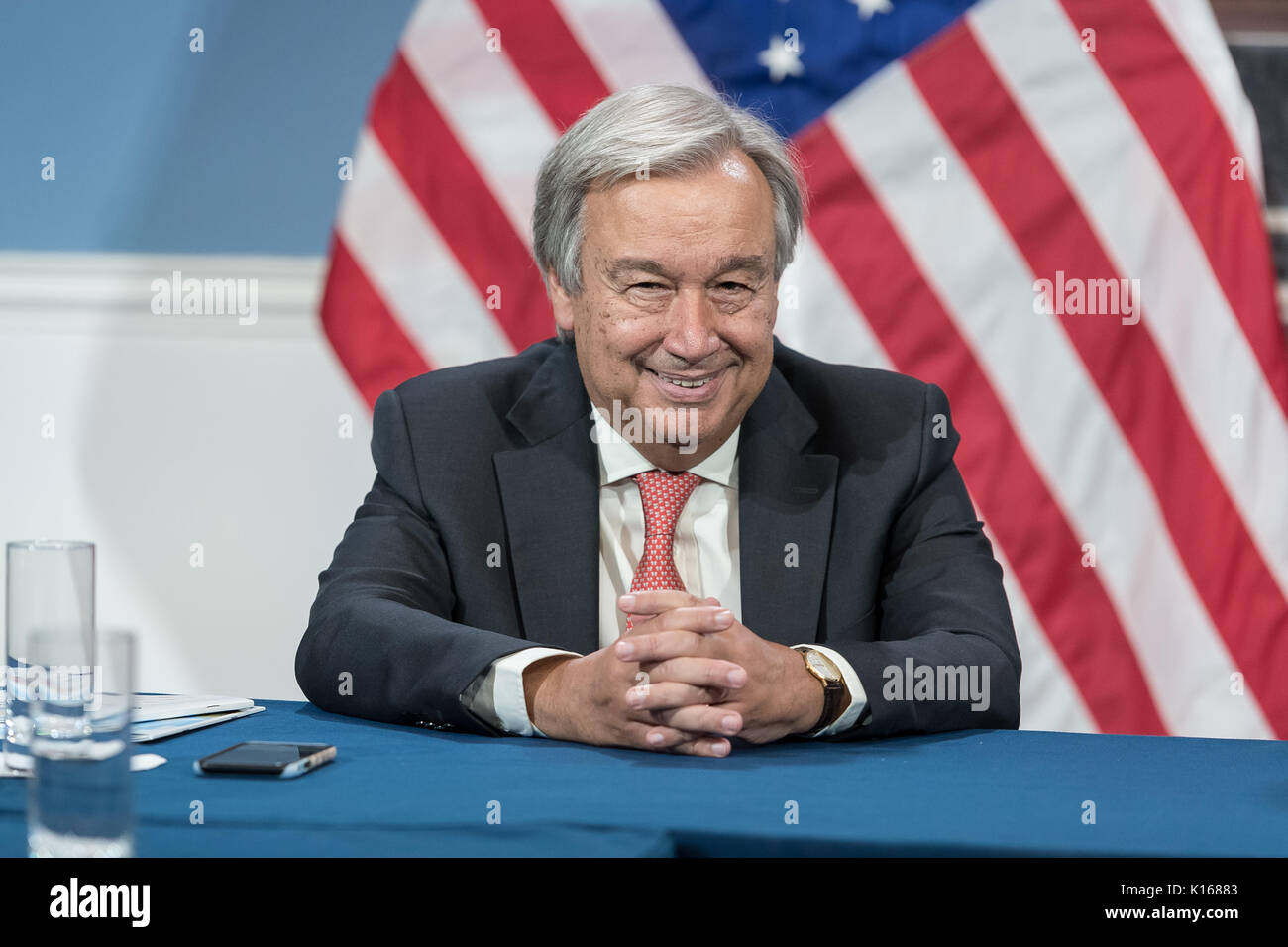 New York, USA. 24 Aug, 2017. Generalsekretär der Vereinten Nationen, Antonio Guterres wird gesehen, während das Foto Spray. Nach einem Treffen zwischen New York City Mayor De Blasio und Generalsekretär der Vereinten Nationen, Antonio Guterres, die zwei eine kurze Foto op in Blau Rathaus Zimmer statt. Credit: PACIFIC PRESS/Alamy leben Nachrichten Stockfoto