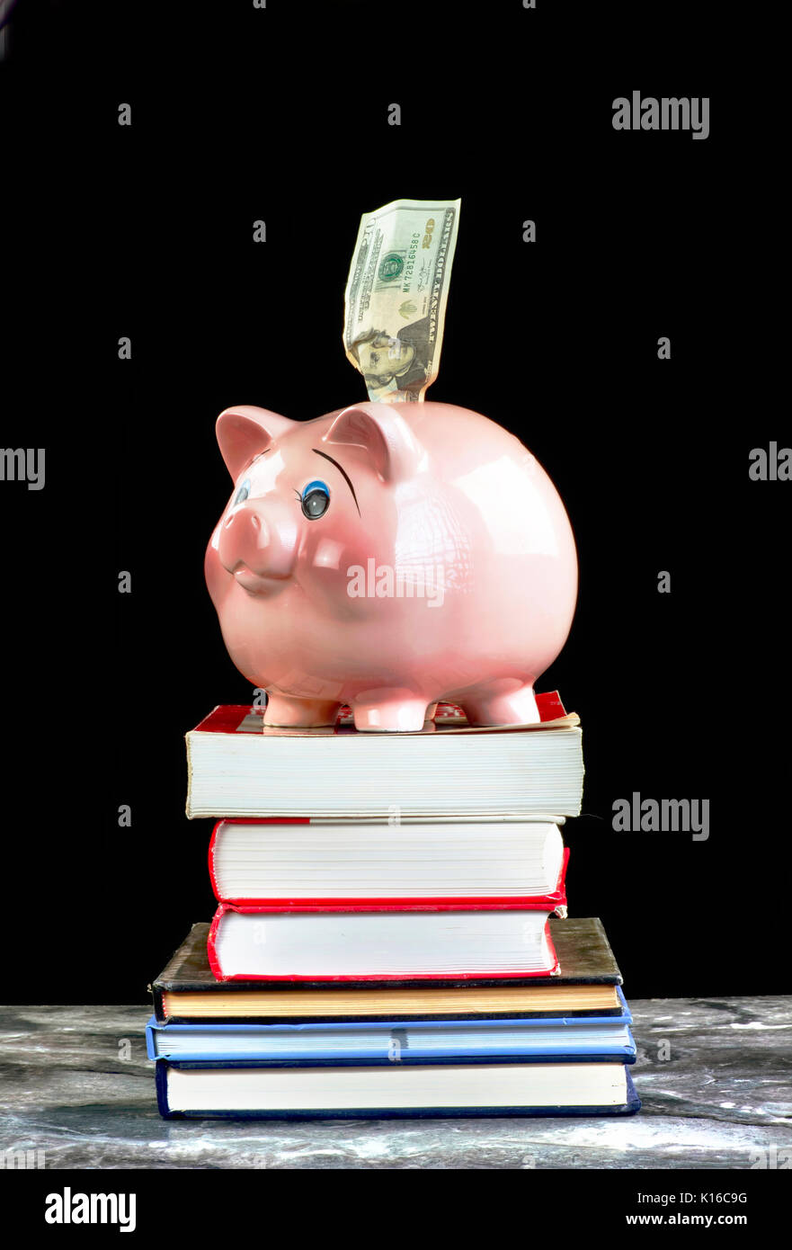 Hohe Kosten für die Schule Bücher und Bildung. Stockfoto