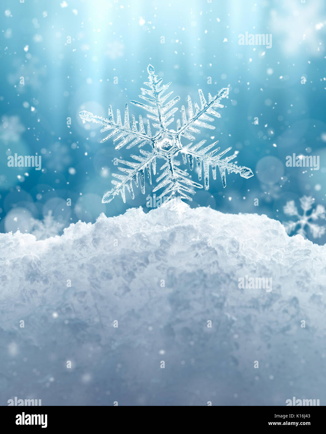 Makro Schneeflocke und gefallenen defokussierten Schneeflocken auf blauem Hintergrund Stockfoto