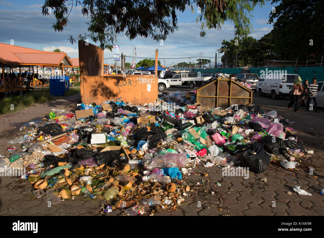 Riesiger Haufen Plastikmüll und anderen Müll an der Seite der Straße in Semporna, Borneo Stockfoto