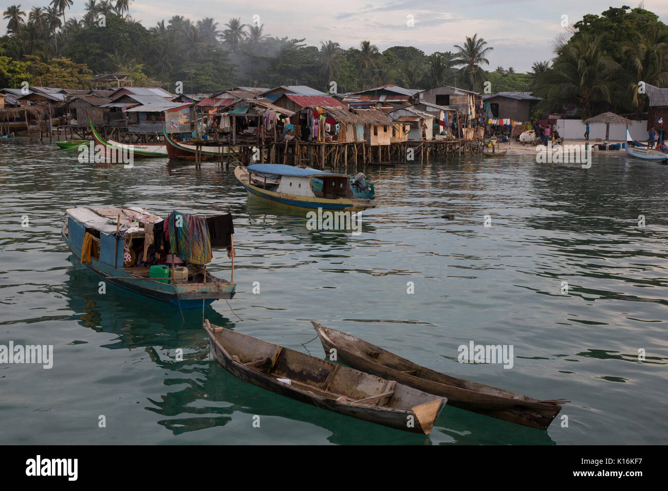 Sea Gypsy Boote und schwimmende Dorf Gehäuse auf Mabul Island, Borneo Stockfoto