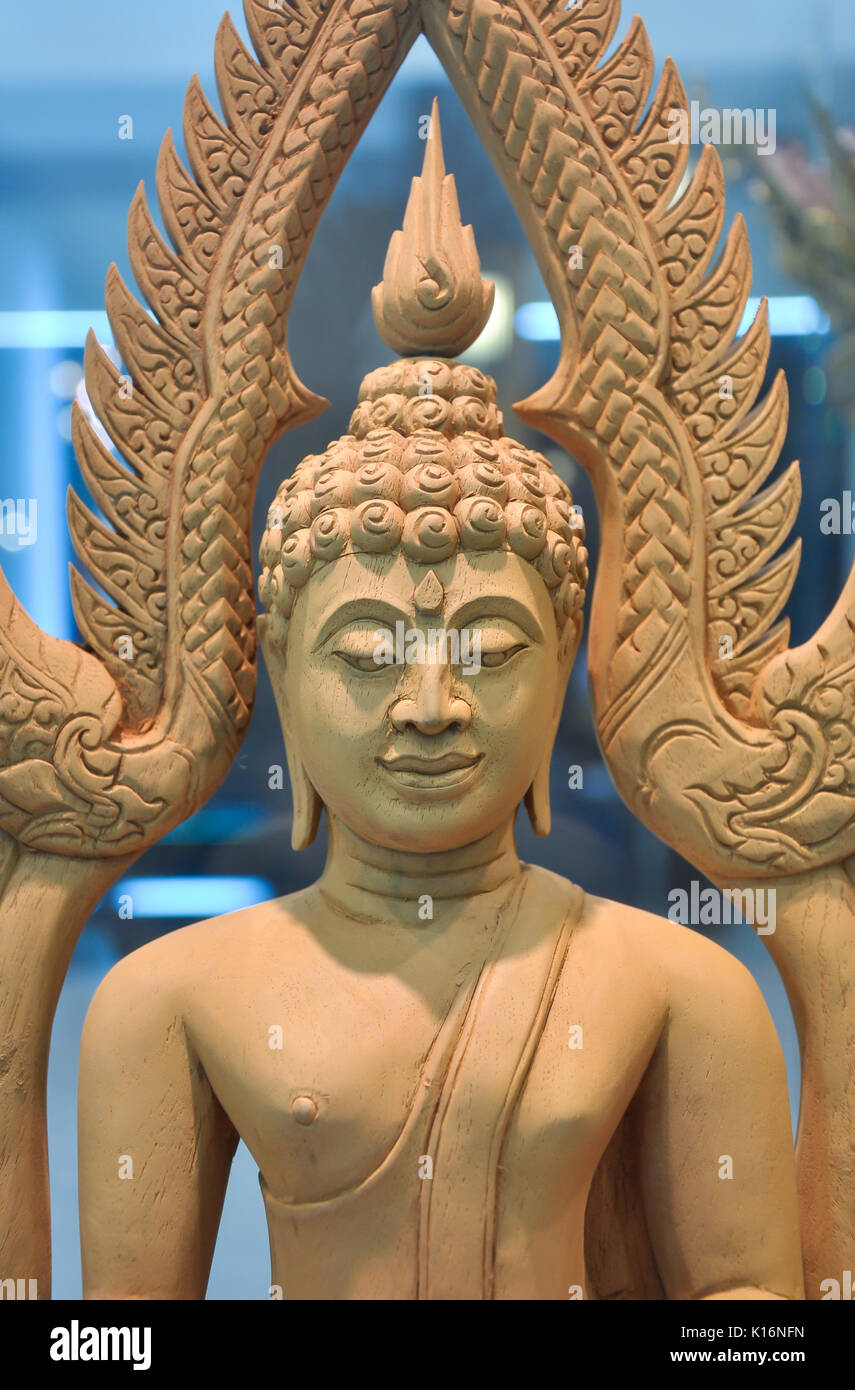 Buddha Statuen, Schnitzereien aus Holz kann nur nach sehr strengen Regeln gemacht werden und nach alten Traditionen. Stockfoto
