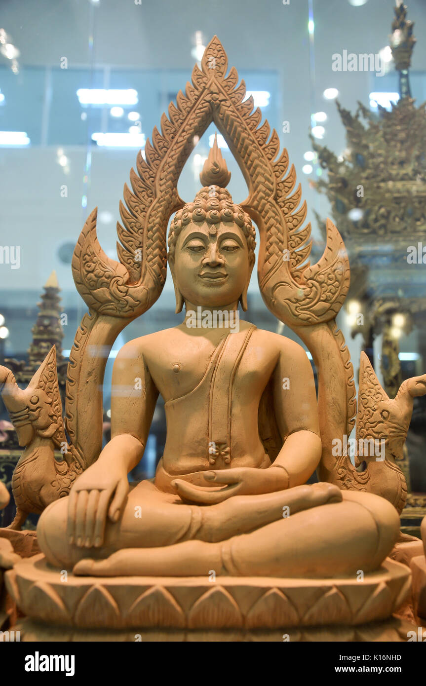 Buddha Statuen, Schnitzereien aus Holz kann nur nach sehr strengen Regeln gemacht werden und nach alten Traditionen. Stockfoto