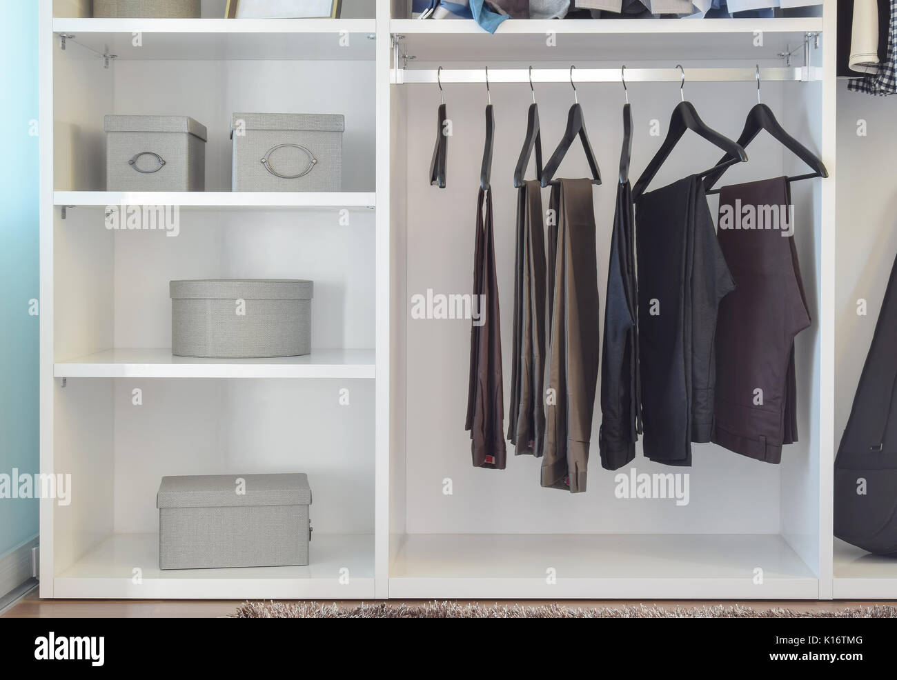 moderner Schrank mit Reihe von Hosen in weißer Kleiderschrank hängen  Stockfotografie - Alamy