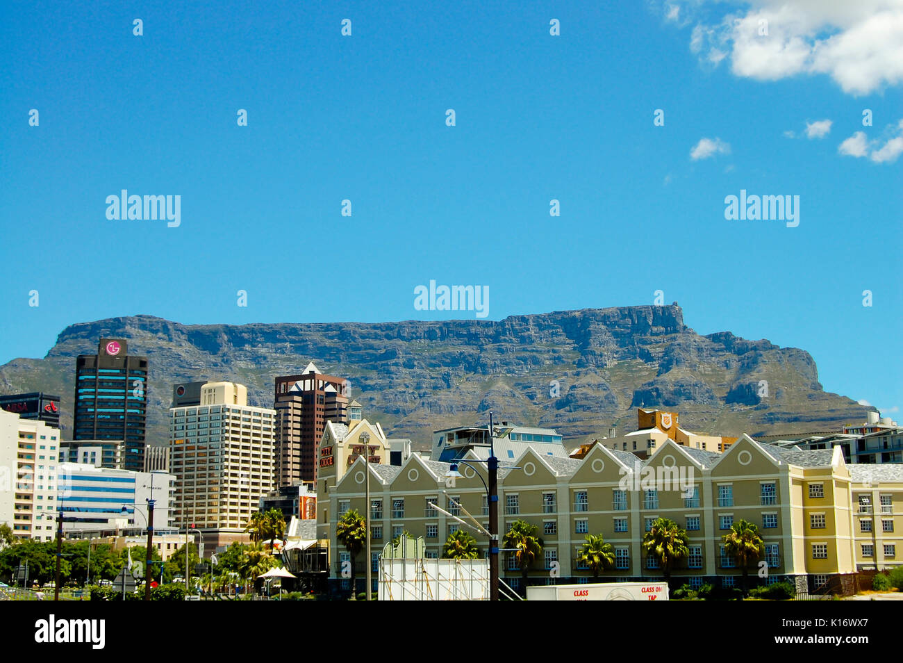 Kapstadt, Südafrika - 30. Dezember 2008: Gewerbliche Bauten von der Victoria & Alfred Waterfront gesehen Stockfoto