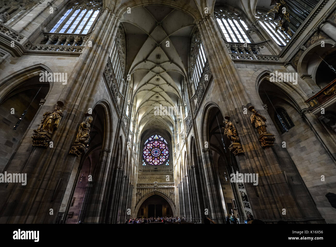Die gotische Interieur der Metropolitan Kathedrale des heiligen Veit, Wenzel und Adalbert oder St. Veitsdom in Prag, Tschechische Republik Stockfoto