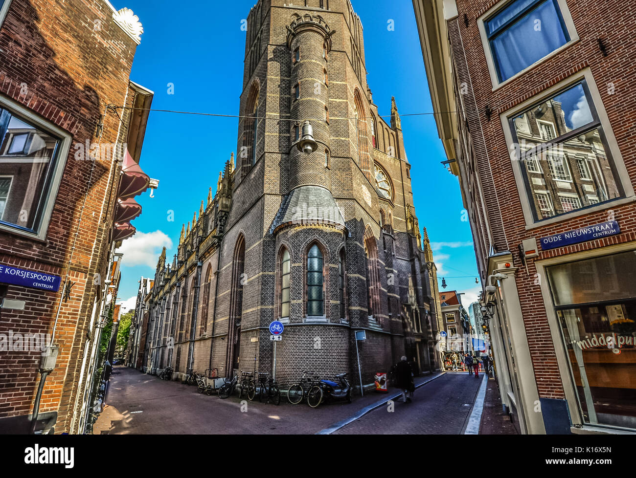 Eine schöne, kleine Kirche auf eine Ecke in der Innenstadt von Amsterdam Stockfoto