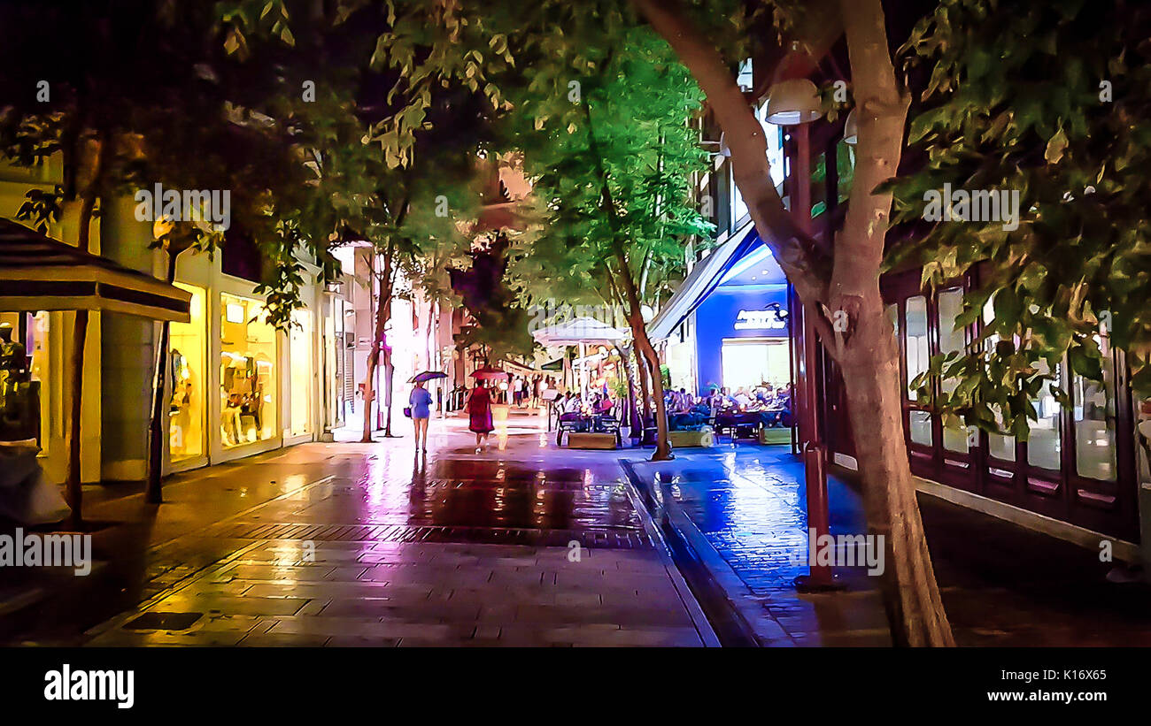 Ein Abend, Soft Focus Schoß von Menschen in einer regnerischen Nacht im Plaka Viertel von Athen Griechenland Stockfoto