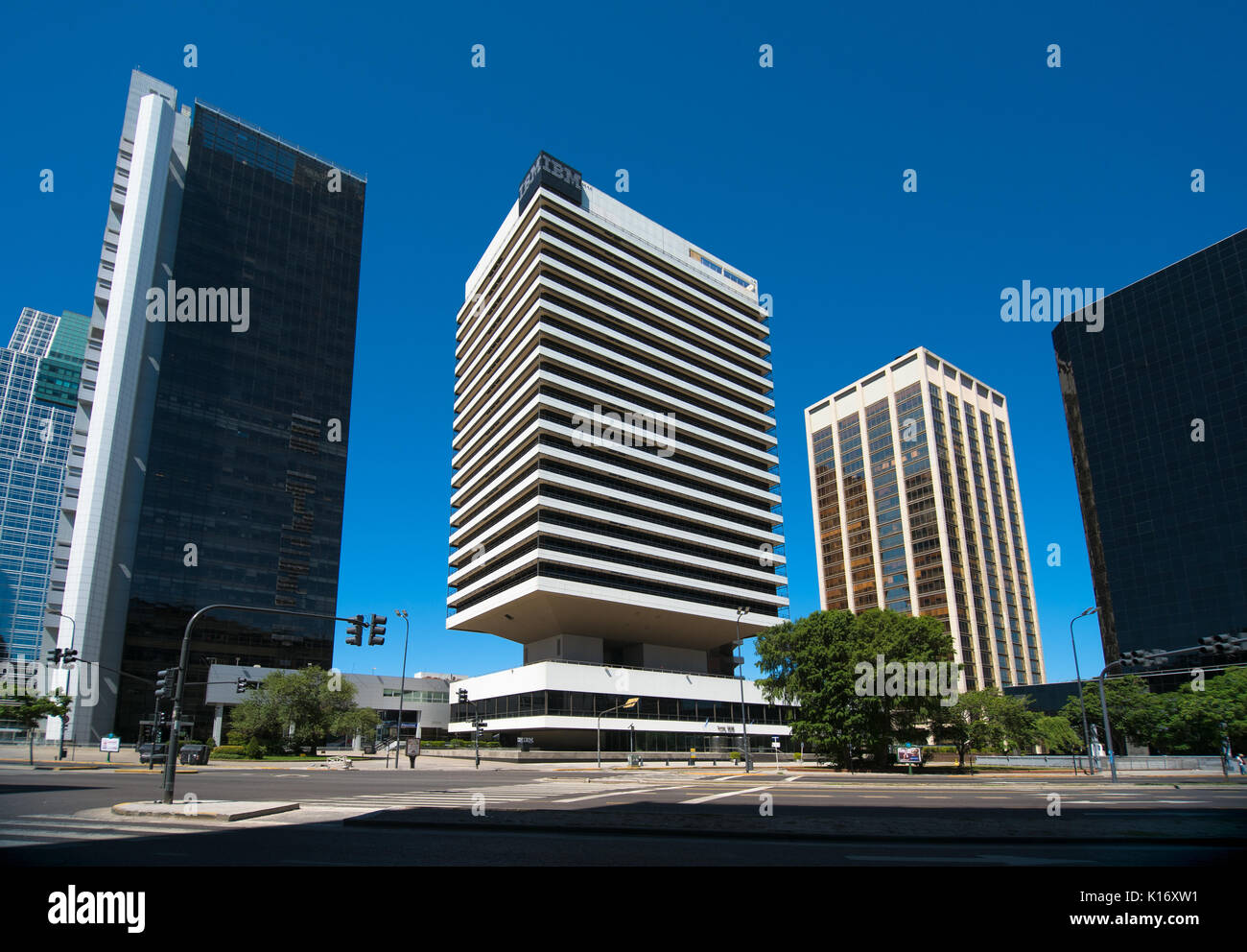 BUENOS AIRES, ARGENTINIEN - 25 Dezember, 2015: IBM Gebäude in Catalinas nördlich zentralen Gegend von Buenos Aires befindet, durch die hohe Dichte Gebäude umgeben. Stockfoto