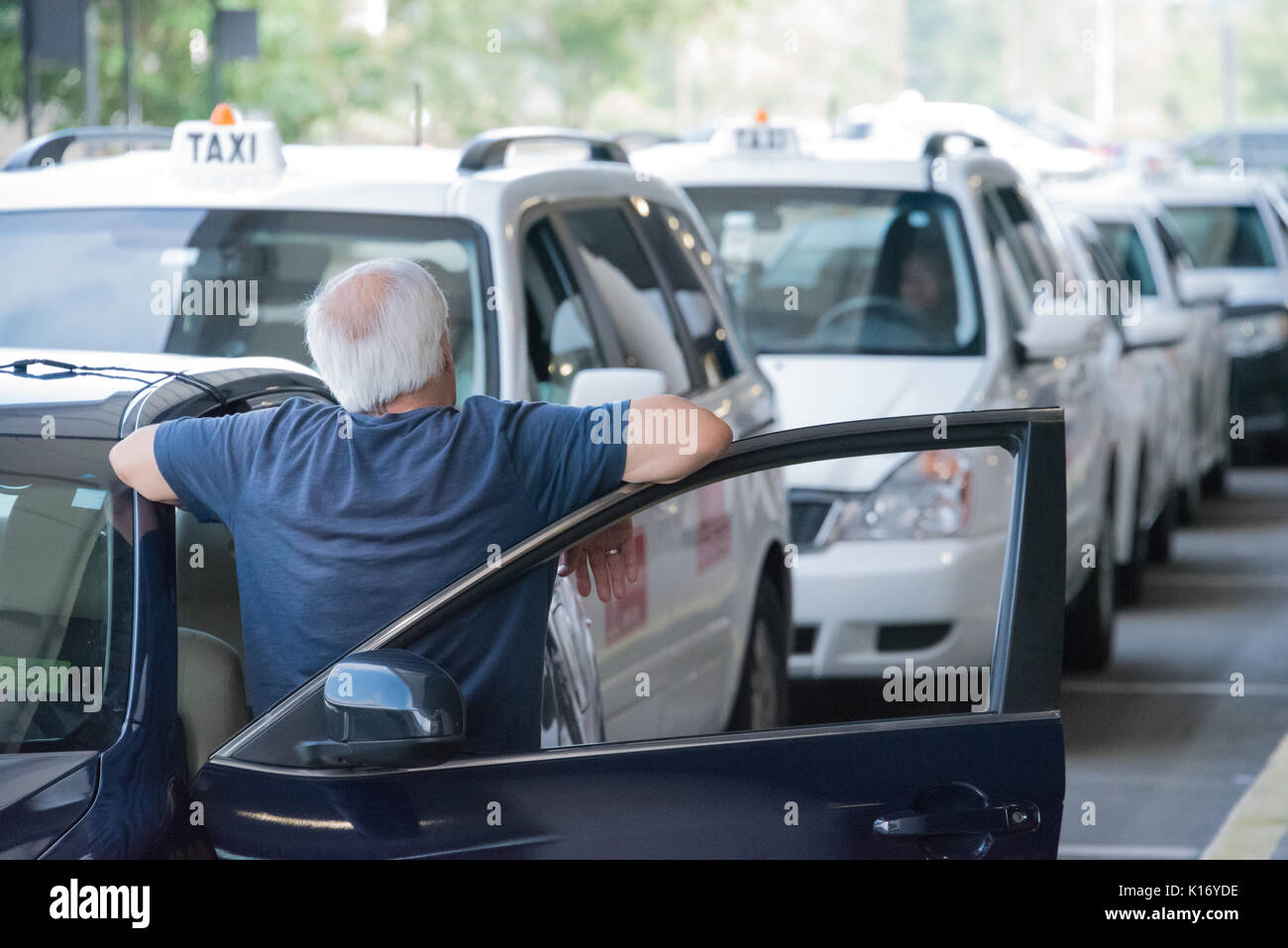 Linie von Taxis am internationalen Flughafen Hartsfield-Jackson Atlanta, dem verkehrsreichsten Flughafen der Welt wartet. Stockfoto