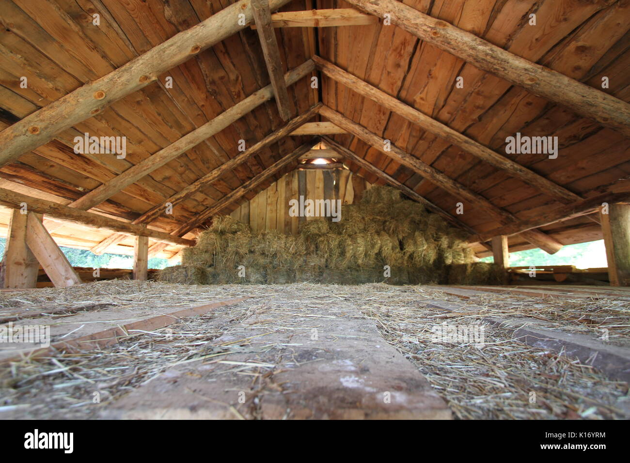 Stapel von Heu auf dem Heuboden Stockfotografie - Alamy
