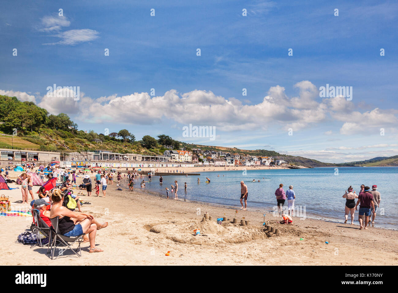 1. Juli 2017: Lyme Regis, Dorset, England, UK-Sandstrand an einem heißen Sommertag. Stockfoto