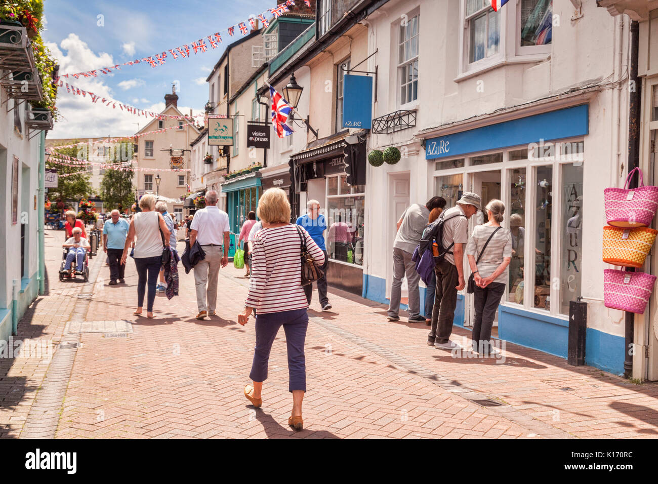 # Juli 2017: Sidmouth, Dorset, England, UK-Leute einkaufen in alten Fore Street an einem sonnigen Sommertag. Fokus auf den Vordergrund. Stockfoto