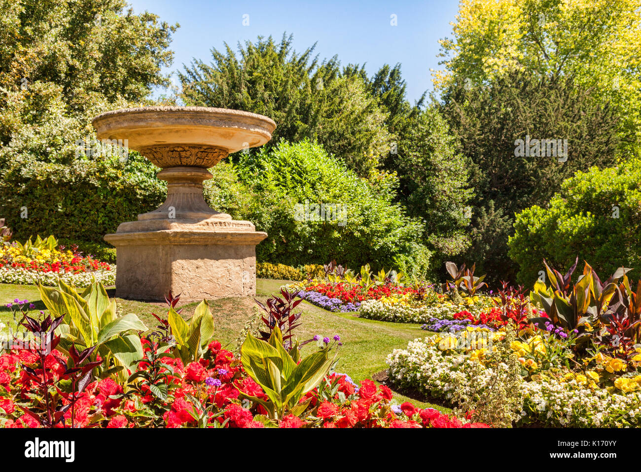 Blumenbeete gefüllt mit einjährigen Gärten in Bath, Somerset, England, Großbritannien Stockfoto