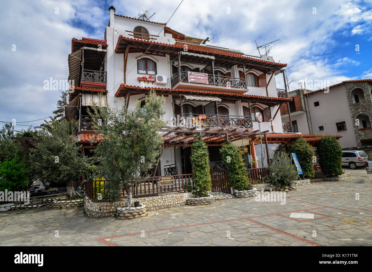 ATHOS, Griechenland - 27. MÄRZ 2017: Hauptstraße von Ouranoupolis eines der attraktivsten. Ouranoupolis ist Eintritt zu Klöstern des Heiligen Berges Athos. Stockfoto