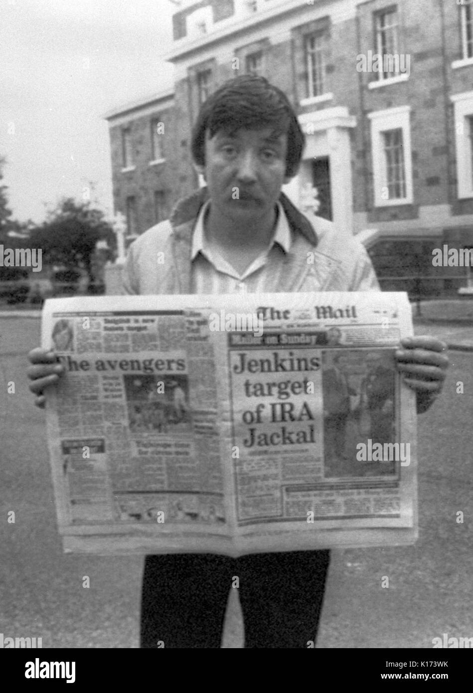 Irische Republikanische Aktivisten Sean O'Callaghan, 30, mit einer britischen Zeitung und die Schlagzeile über "Eine IRA Schakal", in seiner Heimatstadt von Tralee. * Provs und Sprachkurs nur verwenden. Staatsangehörige, EIRE, ITN, BBC Alle heraus Stockfoto