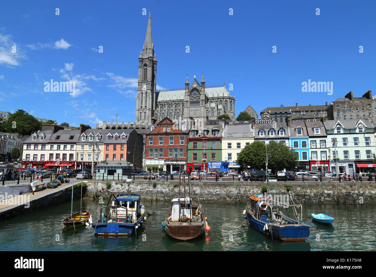 Die Stadt von Cobh, County Cork, Irland, im Juni 2017. St. Colman's Kathedrale steht hoch über West Beach im Zentrum der Stadt. Stockfoto