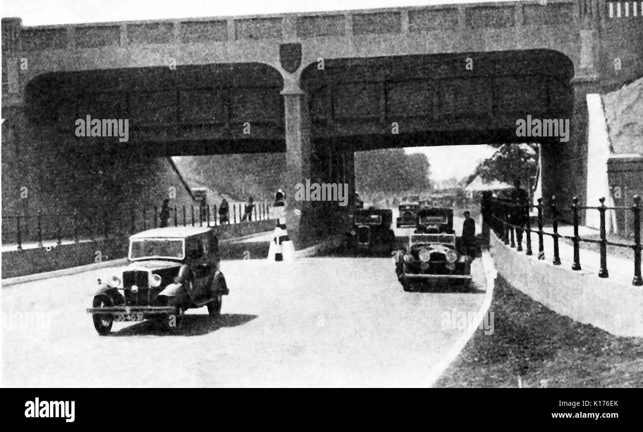 1930 North Circular Road, London nur nach dem Bau - Vintage Kraftfahrzeuge, die unter den neuen Viadukt mit dem Grand Canal. Stockfoto