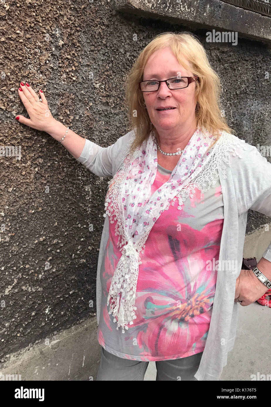 Angela Downey, der Mutter Maria 14 Jahre lang in Sean McDermott Straße Magdalena Wäscheservice in Dublin inhaftiert war und gebar sie in Castlepollard Mutter und Baby nach Hause nach vergewaltigt wurde, an der Rückwand des in der Nähe der verfallenen Schwestern Unserer Lieben Frau von der Nächstenliebe Arbeitshaus im Norden der inneren Stadt Dublin, als Kämpfer für die Regierung aufgefordert, Verpflichtungen in Bezug auf die Rechtsbehelfe zu leben und eine Gedenkstätte für Überlebende der Wäschereien. Stockfoto