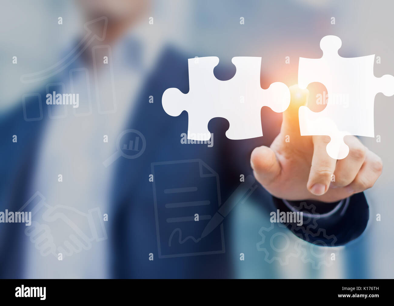 Fusionen und Übernahmen Konzept mit Berater berühren Ikonen der Puzzleteile, die die Fusion von zwei Unternehmen oder Joint Venture, partnershi Stockfoto