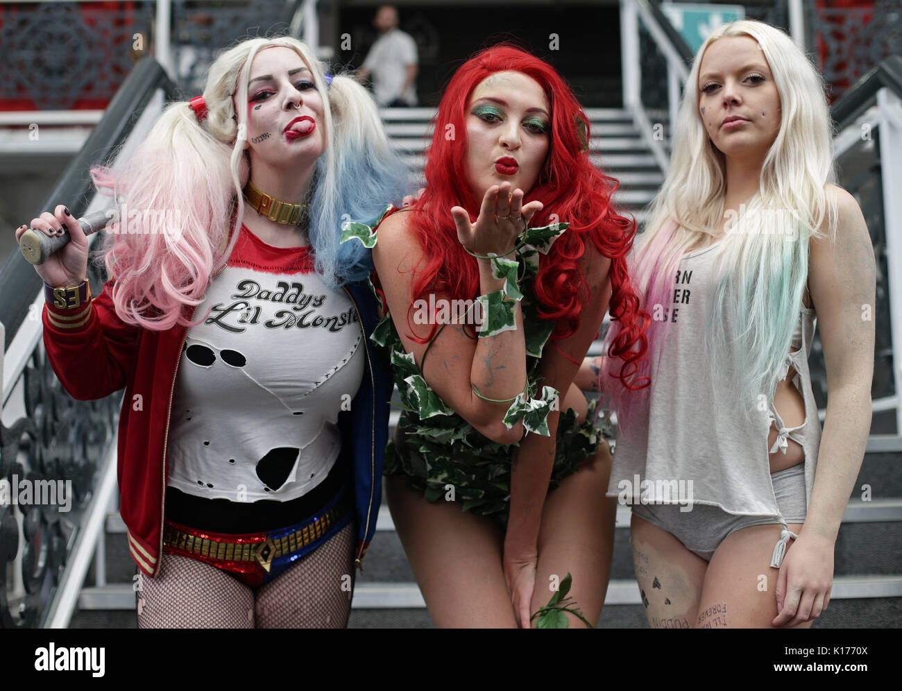 (Von links nach rechts) Clair Hart als Harley Quinn, Claudia Piazza als Poison Ivy, und Mina Strand als Harley Quinn an der London Super Comic Con, im Business Design Centre in London. Stockfoto