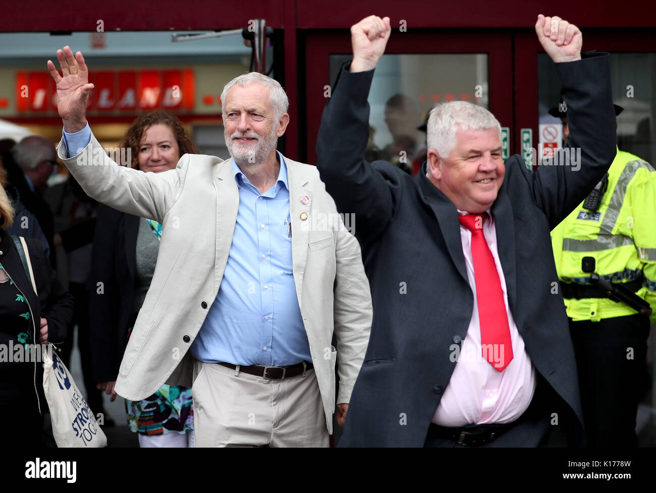 Der Führer der Jeremy Corbyn (links) kommt mit Hugh Gaffney für eine Rallye bei Quadrant Shopping Center in Coatbridge. Stockfoto