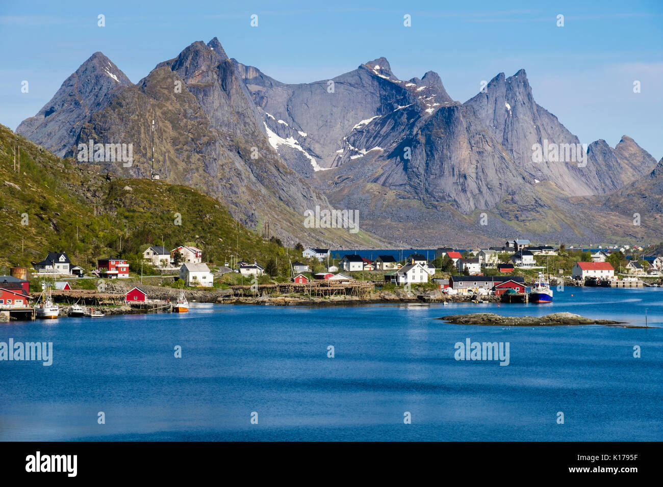 Malerische Aussicht über natürliche Fischerhafen zu Gipfeln im Sommer. Reine, Moskenes, Insel Moskenesøya, Lofoten, Nordland, Norwegen Stockfoto