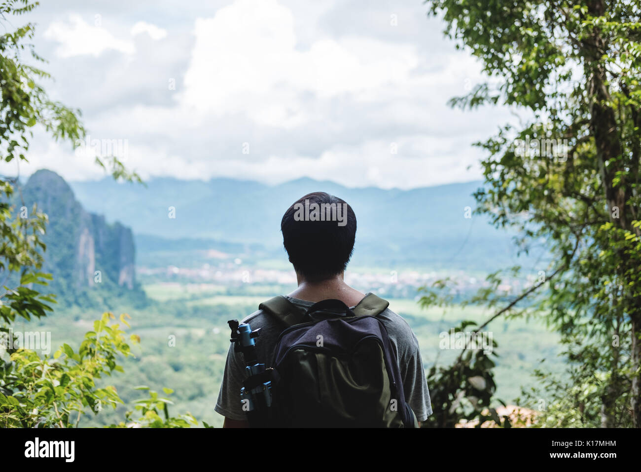 Junge Fotograf mit Rucksack genießen Sie einen wunderschönen angelegten Blick in die Natur auf dem Weg der Berg in Laos nach oben Stockfoto