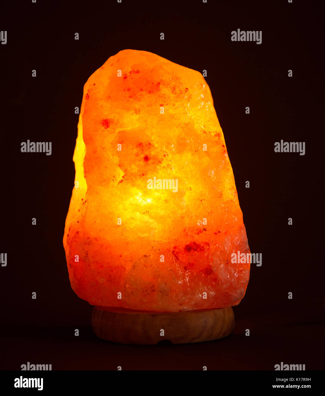 Himalaya Salz Lampe auf schwarzem Hintergrund Stockfoto ... Himalaya Salz Lampe auf schwarzem Hintergrund Stockfoto ...