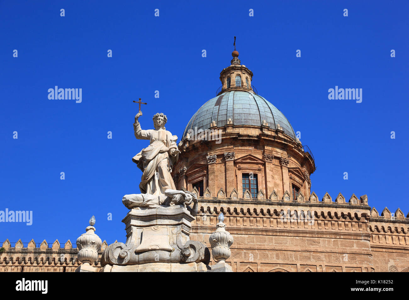 Sizilien, Palermo, der Kathedrale von Maria Santissima Assunta, die Statue von Santa Rosalia Infront, der Schutzpatronin von Palermo, UNESCO Stockfoto