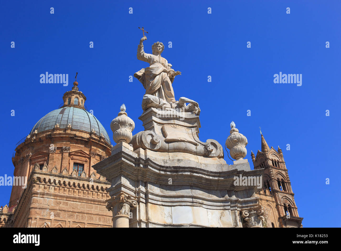 Sizilien, Palermo, der Kathedrale von Maria Santissima Assunta, die Statue von Santa Rosalia Infront, der Schutzpatronin von Palermo, UNESCO Stockfoto
