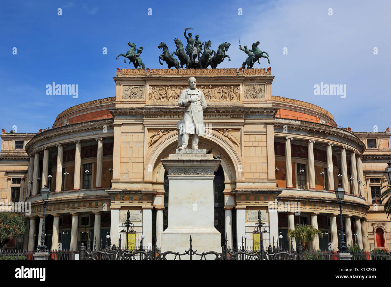 Sizilien, in der Altstadt von Palermo, dem Teatro Politeama Garibaldi ist ein Theater Bau im Stil des Neoklassizismus Stockfoto