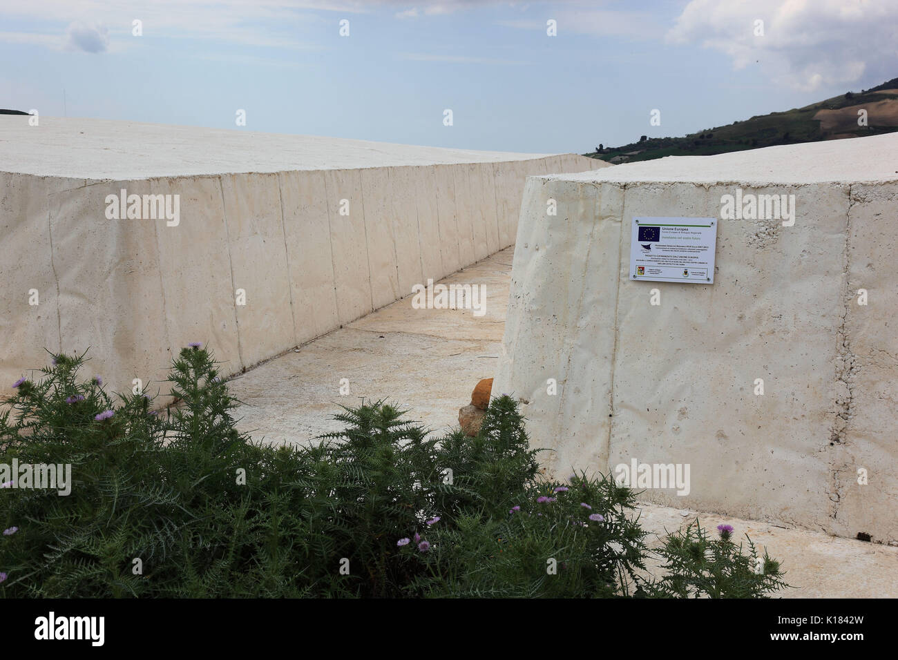 Sizilien, Gibellina Vecchia, Arbeiten des Künstlers Alberto Burri, nach dem Erdbeben in 1968 ein Teil der Ruinen des Dorfes Gibellina unte begraben wurde. Stockfoto