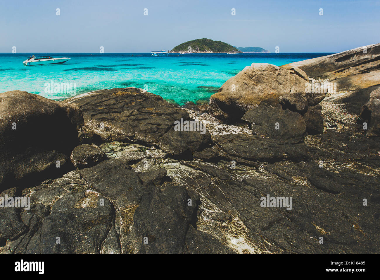 Meer Bucht mit klaren smaragdgrünen Wasser. Idyllischer Ort zum Schnorcheln und Tauchen in Similan Stockfoto