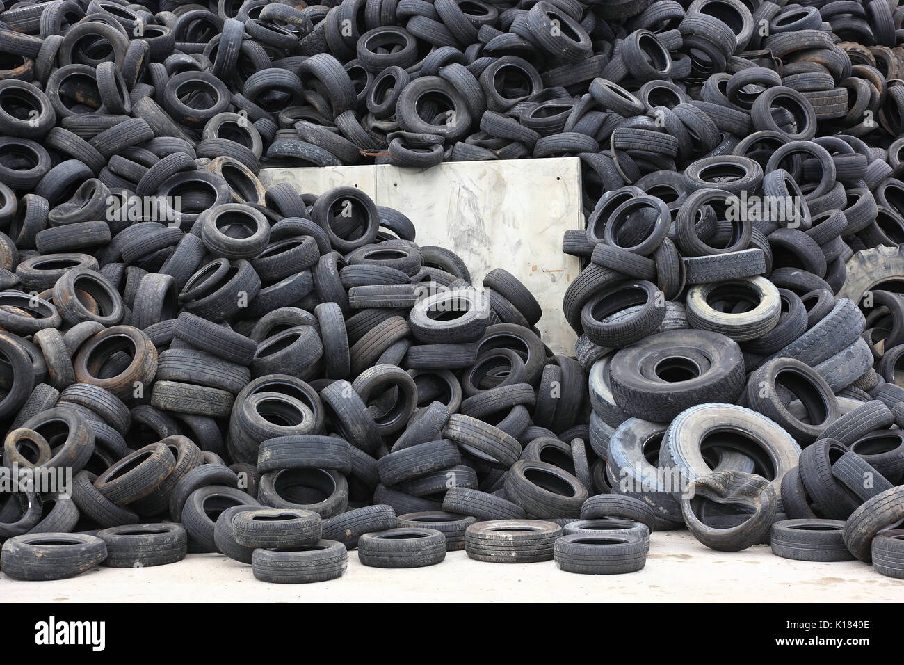 Alte Autoreifen Auf Einem Stapel Fur Das Recycling Stockfotografie Alamy