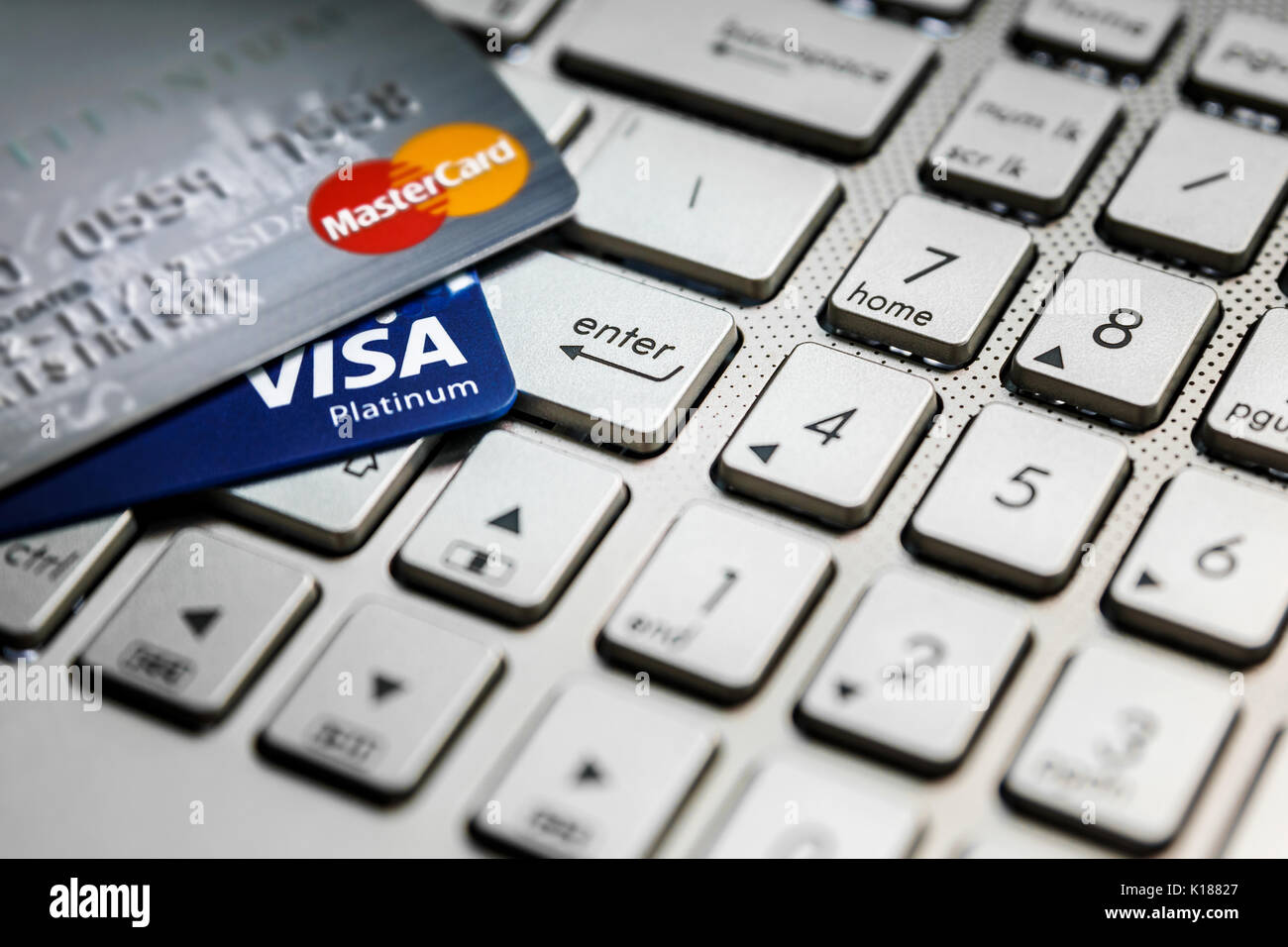 Bangkok, Thailand - 24. August 2017: Nahaufnahme von 2 Kreditkarten VISA und Mastercard auf Laptop mit ENTER-Taste. Stockfoto