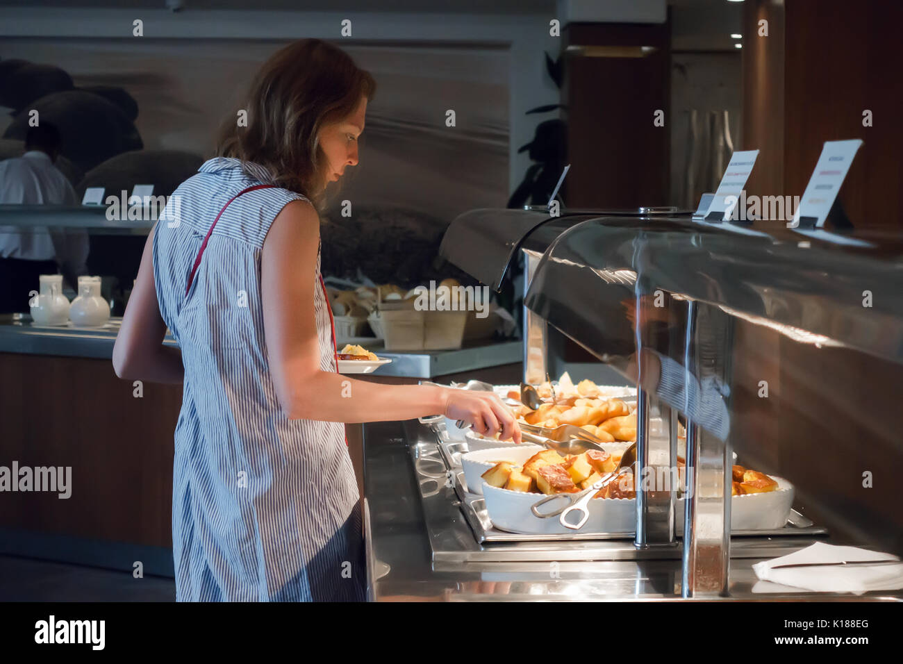 Frau im Hotel am Frühstückstisch Stockfoto