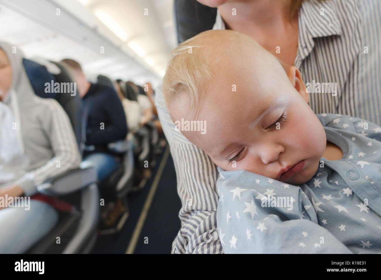 Mutter mit Baby im Flugzeug Stockfoto