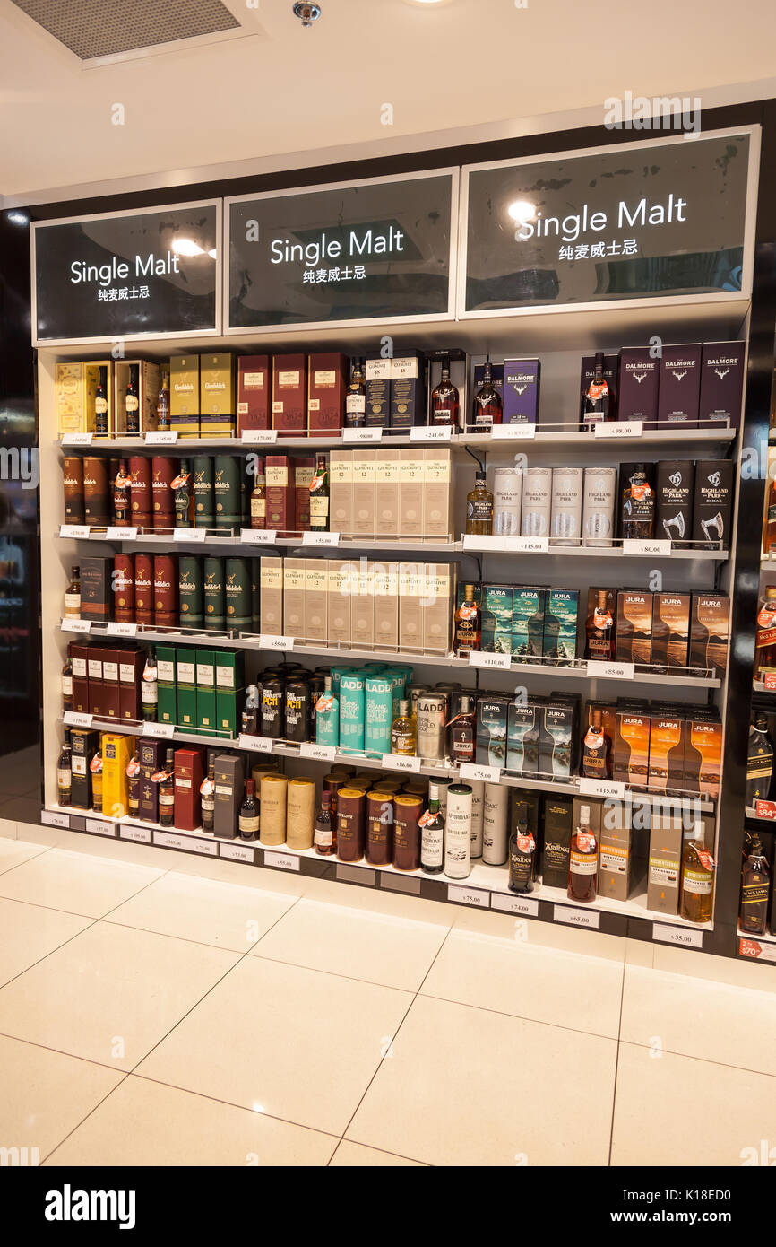 Eine Anzeige der schottischen Whiskeys in einem Duty Free Shop am Internationalen Flughafen von Vancouver, Kanada, Nordamerika Stockfoto