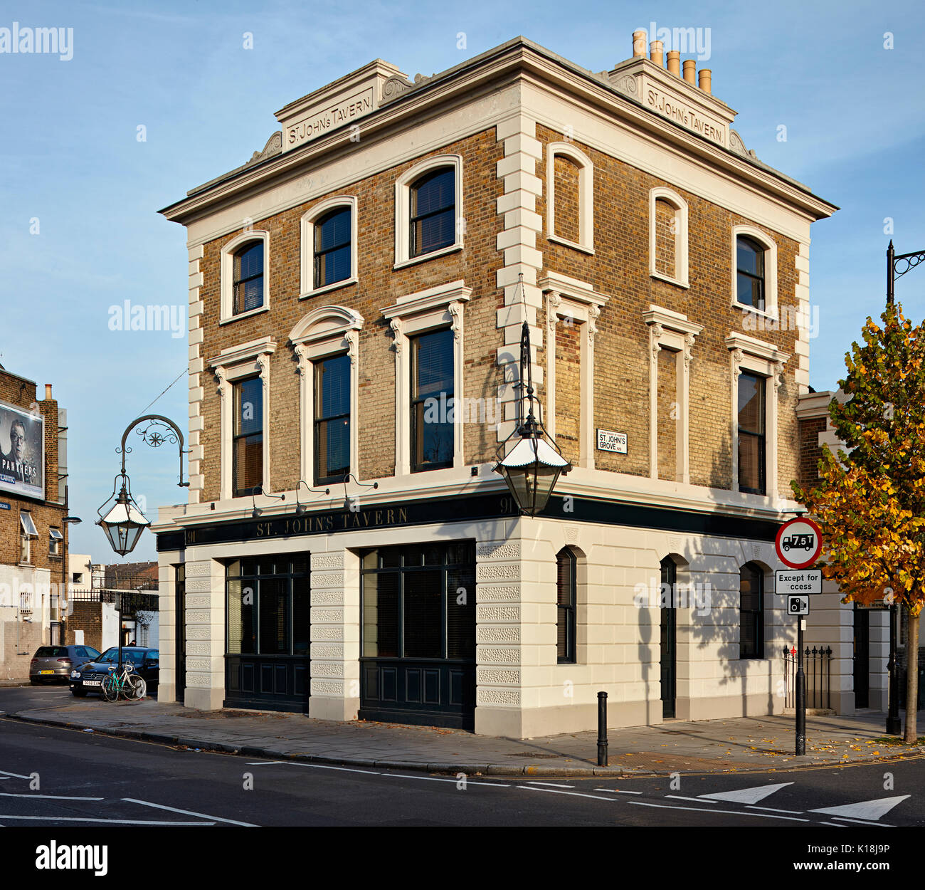 London Pub, außen Stockfoto