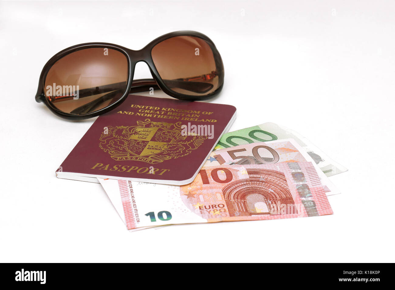 Britischen Paß mit europäischem Geld und Sonnenbrillen bereit für Sommerurlaub im Ausland Stockfoto