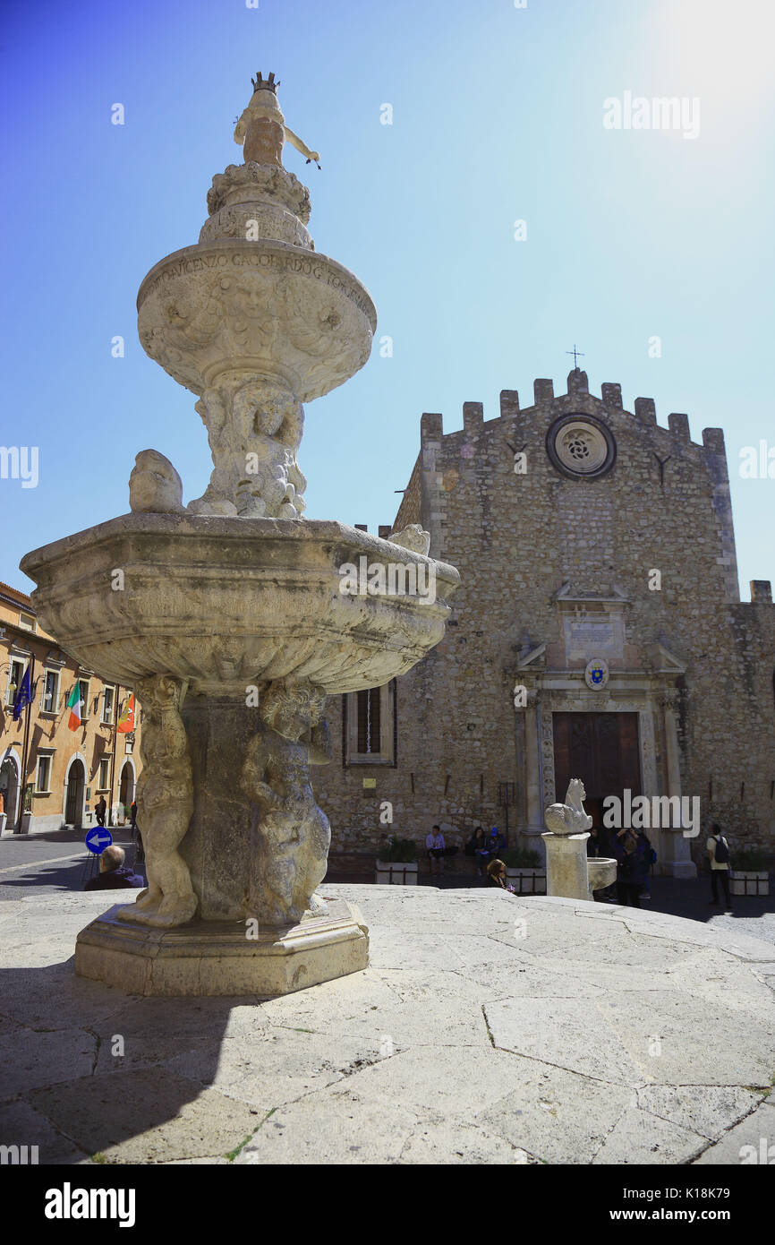 Sizilien, die Stadt von Taormina, die barocken Brunnen und der Kathedrale von San Nicolo oder die Befestigte Kathedrale auf dem Platz der Kathedrale Stockfoto