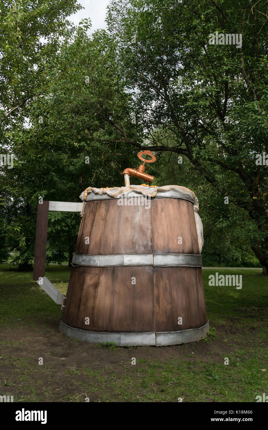 Einem riesigen hölzernen Bierkrug im Stadtpark. Stockfoto