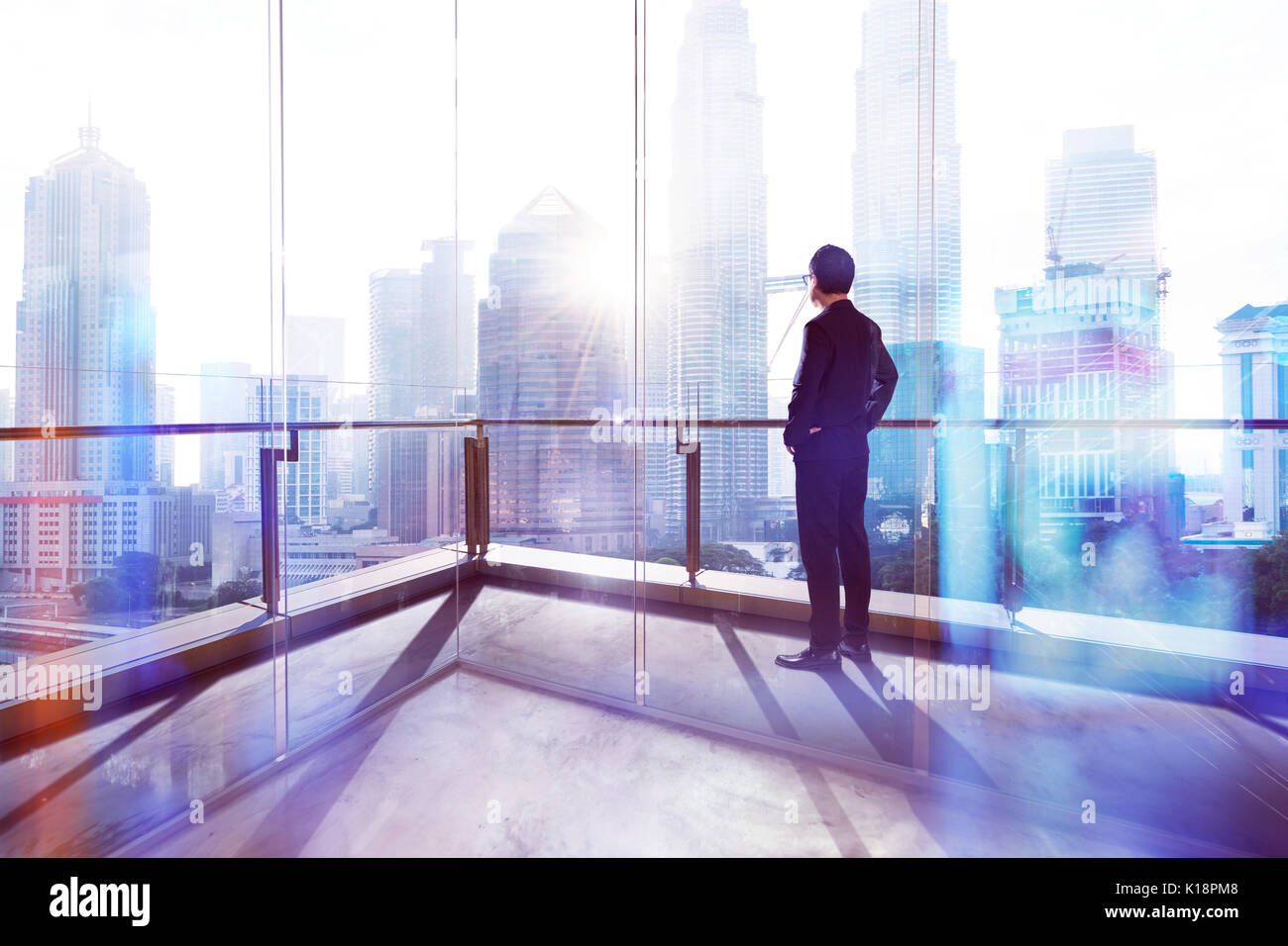 Junge Unternehmer auf der Suche der Stadt im Büro. Morgen-Szene. . Stockfoto