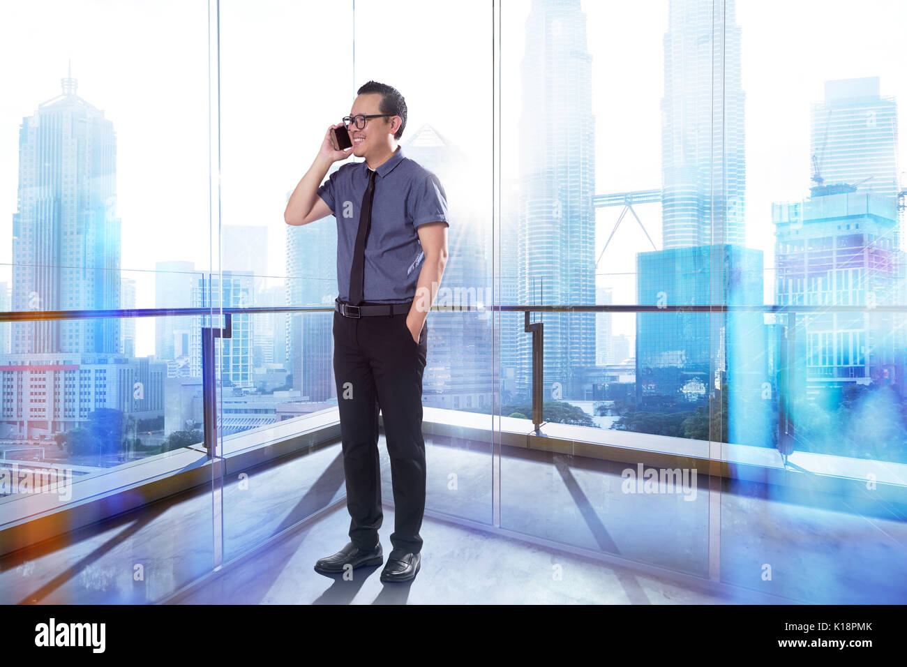 Volle Länge Portrait von Happy 30s 40s Asiatische Geschäftsmann. Stockfoto